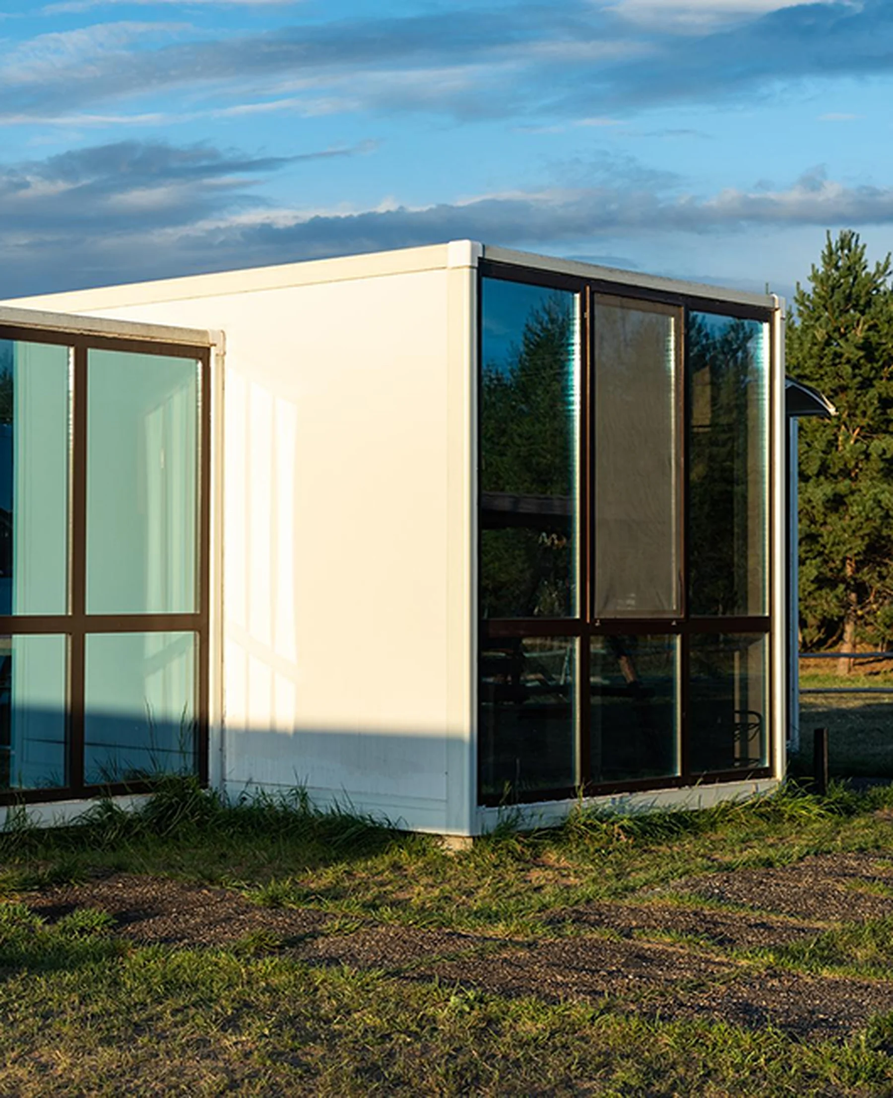 Flat-roof Herauf modular building with full-height glazing