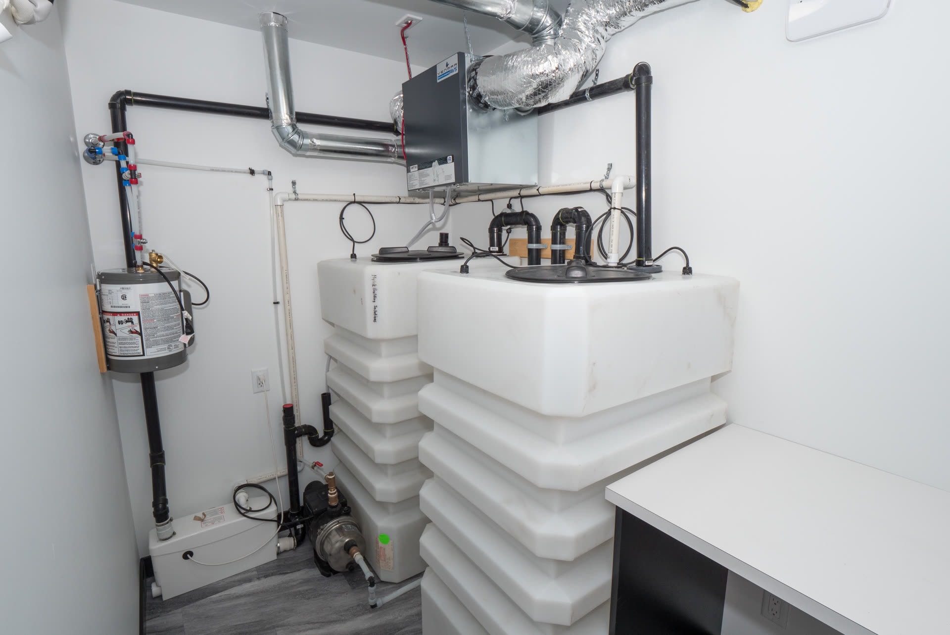 Self-contained modular utility system